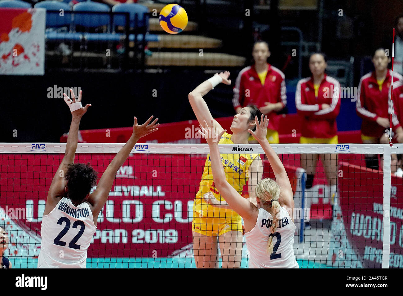 Zhu Ting von China, Naher, Spikes die Kugel während der zweiten Runde 2019 FIVB Volleyball der Frauen-WM gegen die Vereinigten Staaten in Sappor Stockfoto