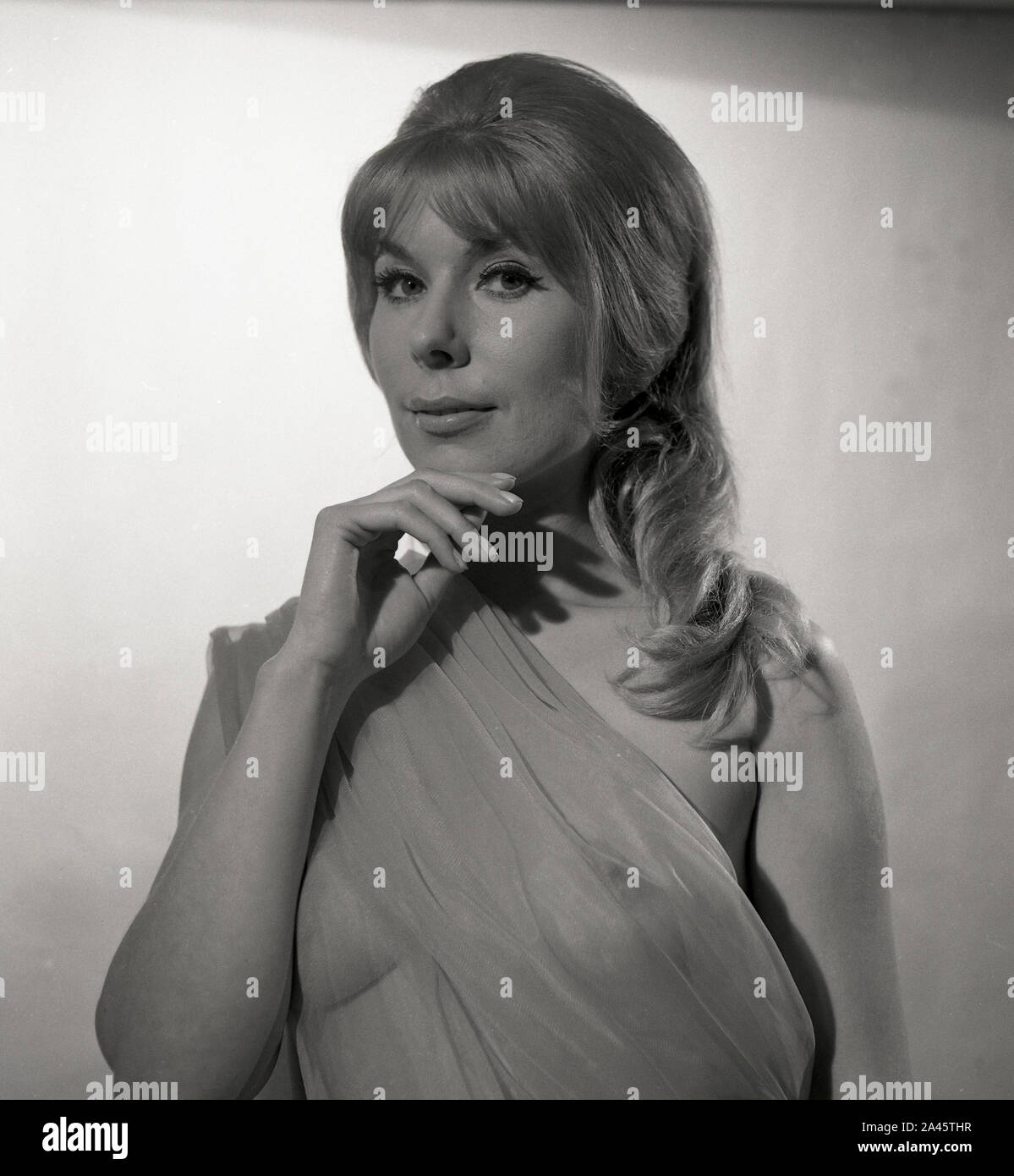 1960 Fotoshooting weibliche Modell klassisch gekleidet wie eine Römische oder griechische Göttin, c 1969 Foto von Tony Henshaw Archiv Stockfoto