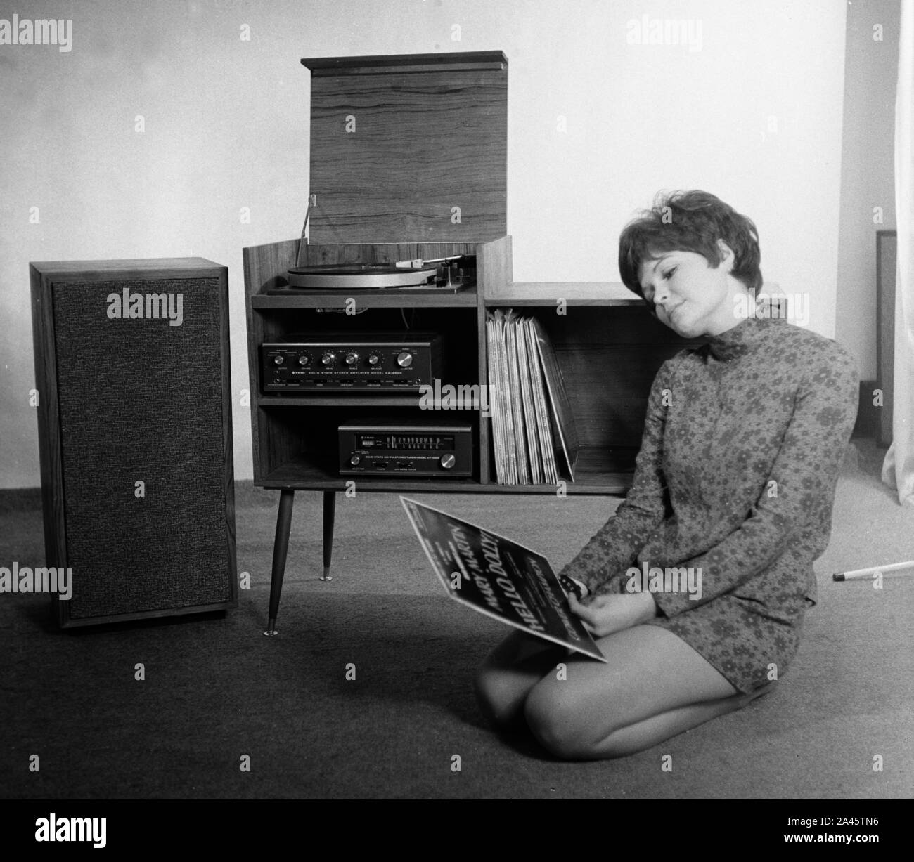 Modell mit kurzen Haaren stellt in einem mini-kleid mit Stereo Sound System c 1969 Foto von Tony Henshaw Archiv Stockfoto