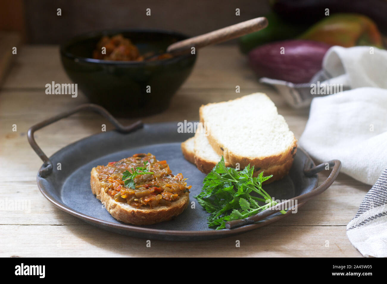 Sandwich mit Auberginen Kaviar, Aubergine, Brot und Gemüse auf einem Holz- Hintergrund. Im rustikalen Stil. Stockfoto