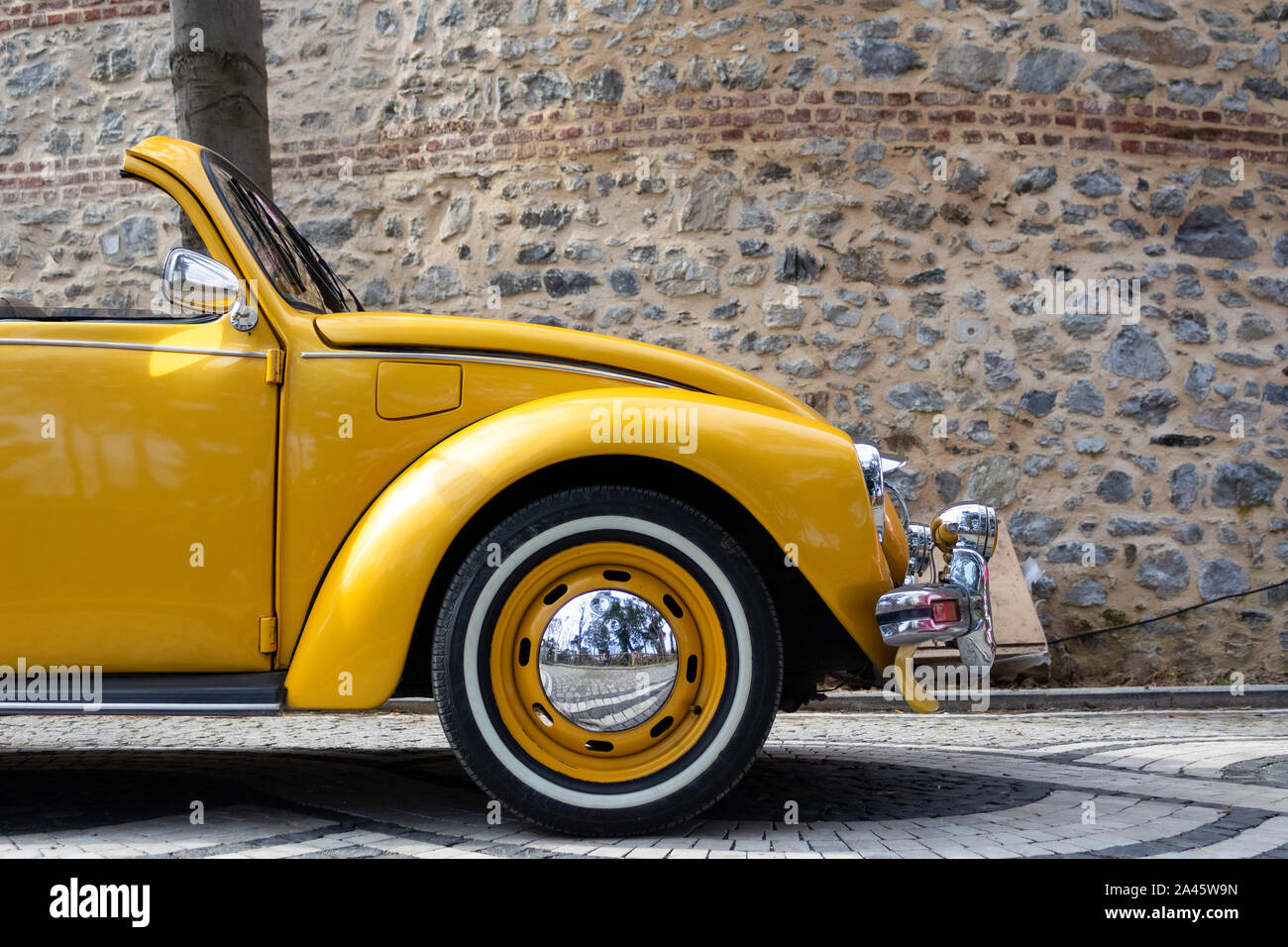 Richtige perspektivische Ansicht des gelben Cabrio Oldtimer Stockfoto