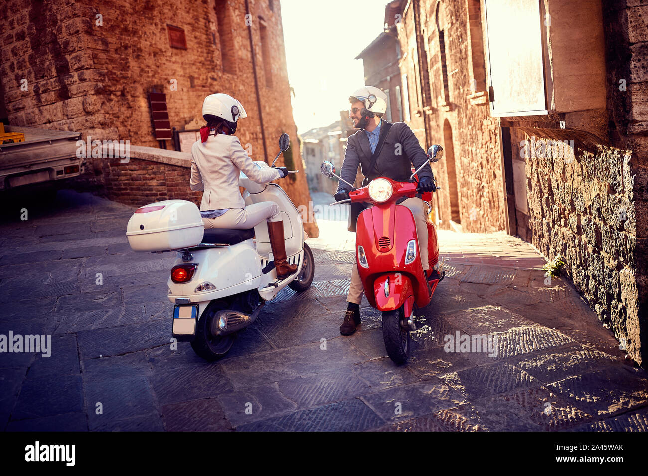 Junge italienische Mann und Frau auf Vespa Roller. Biker Paar. Stockfoto