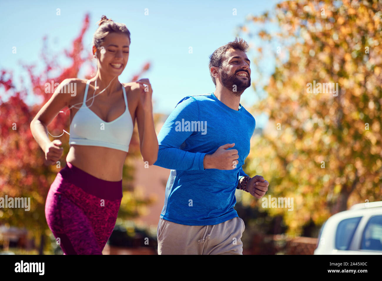 Junge glücklich, Mann und Frau, Jogging im Park. gesunde Lebensweise. Stockfoto