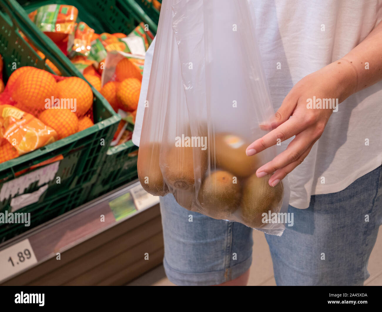 Kiwis im Beutel im Supermarkt Stockfoto