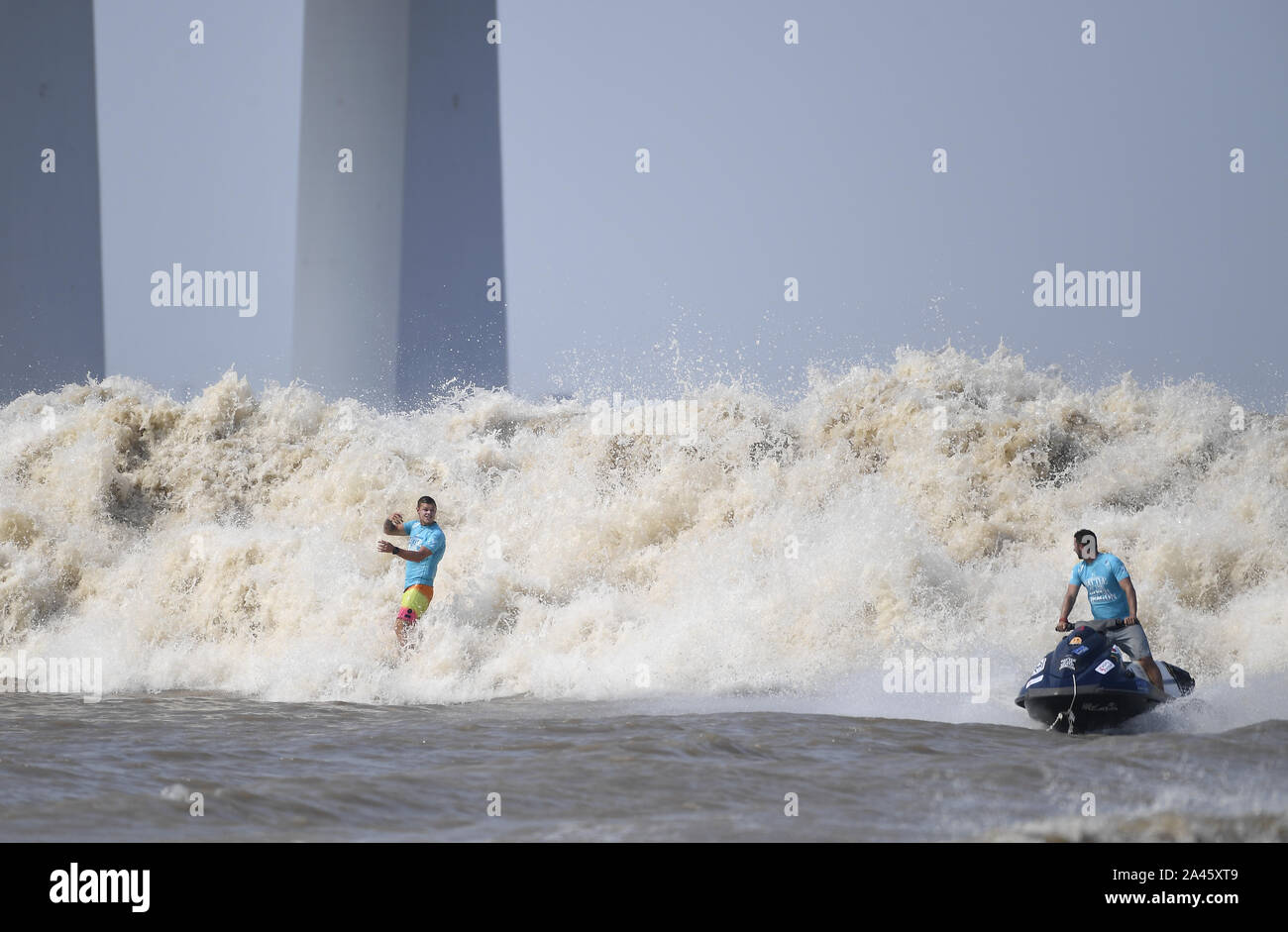Surfer Fahrt eine Welle auf dem Fluss Qiantang in Hangzhou City, East China ¯ s Zhejiang Provinz, 16. September 2019. Stockfoto