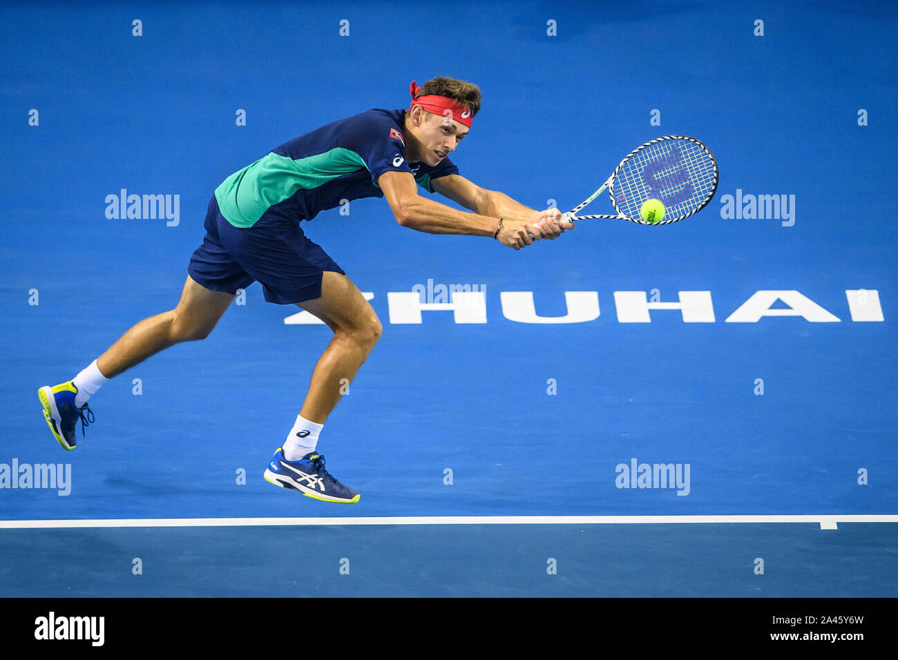 Australische professional tennis player Alex de Minaur konkurriert gegen Französische Tennisprofi Adrian Mannarino am abschließenden von Zhuhai Champi Stockfoto