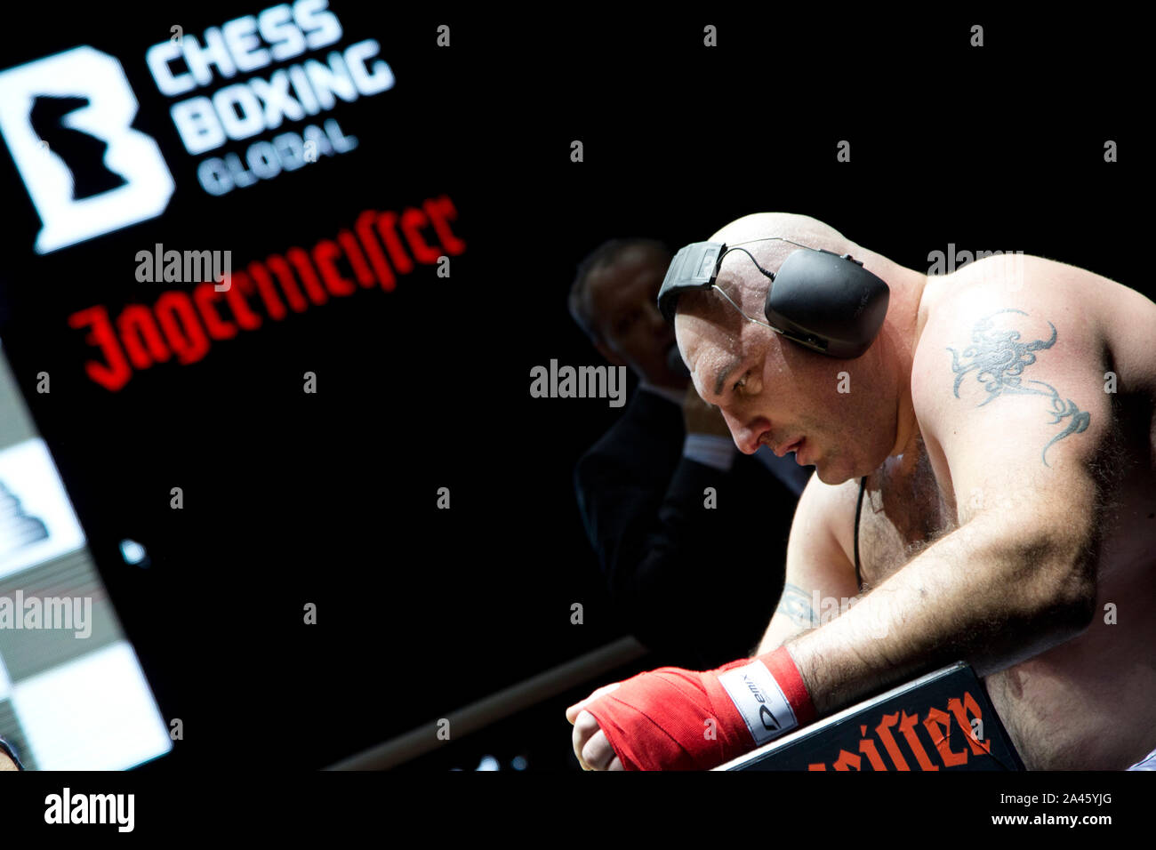 Moskau, Russland. 28 November, 2013 Italienische boxer Gianluca Sirci in einem Match gegen russische Athleten Nikolai Sazhin im World Chess Boxing Meisterschaft in Moskau, Russland Stockfoto