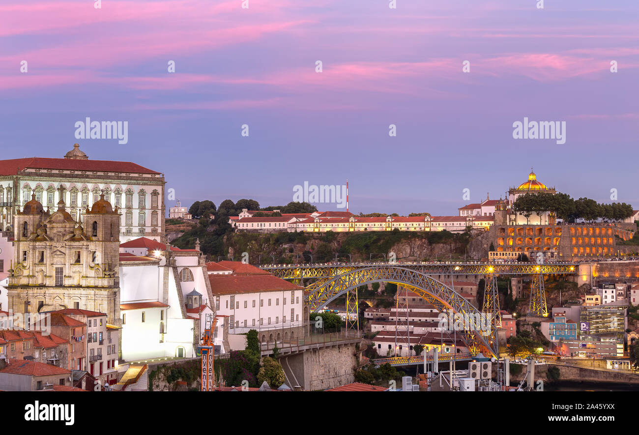 Sonnenuntergang Blick auf Porto ab Miradouro da Vitoria gesehen. Auf der Suche nach Se do Porto, Luis I Brücke und Serra do Pilar Stockfoto