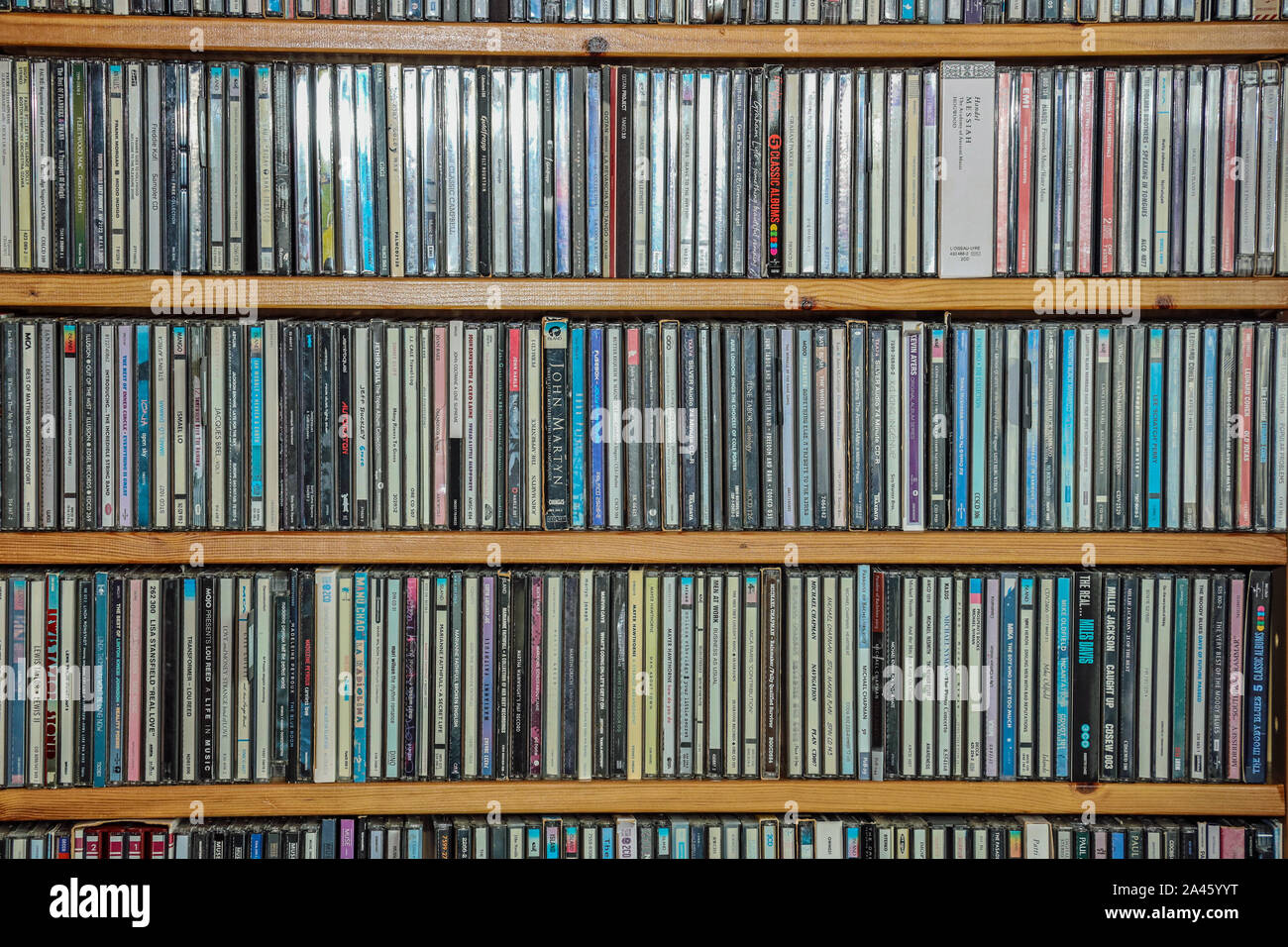 Eine Sammlung von Compact Discs, die auf Regalen in einer häuslichen Umgebung Stockfoto