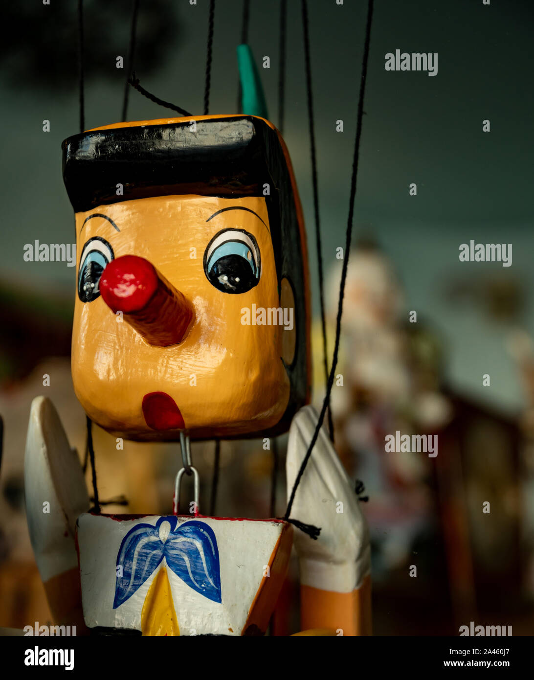 Nahaufnahme auf einem niedlichen Vintage Holz Pinocchio Spielzeug Stand auf Aufhänger. Die berühmte Figur aus einem Kinderroman des italienischen Schriftstellers Carlo Collodi. Stockfoto