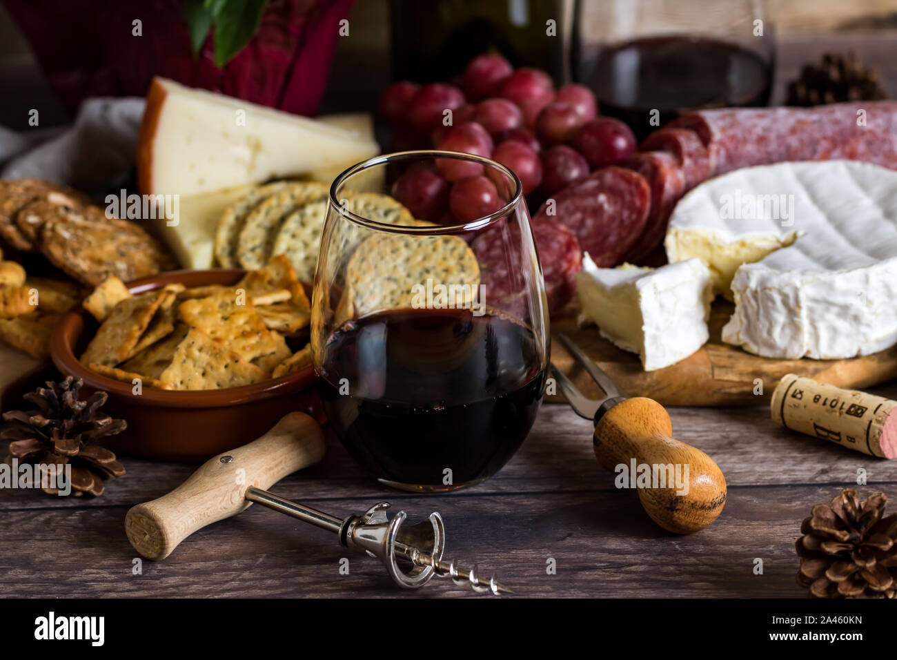 Stemless Glas Wein und Käse verteilen. Stockfoto