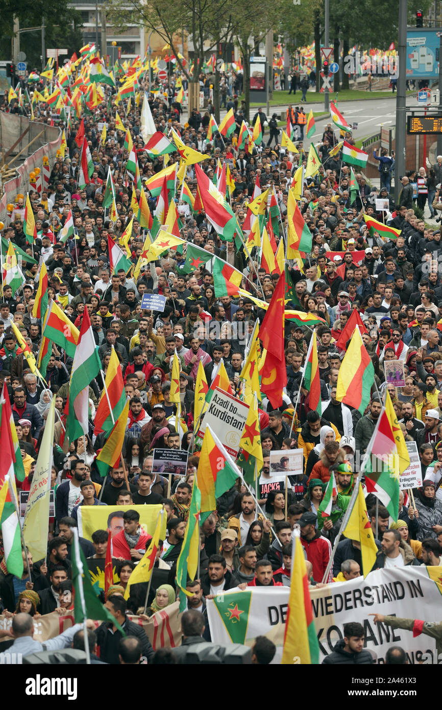 Köln, Deutschland. 12 Okt, 2019. Tausende von Menschen nehmen an der Demonstration top Die Invasion der kurdischen Gebiete" auf der Deutzer Freiheit. Bei der Kundgebung gegen das türkische Militär Offensive in Syrischen Kurdischen Gebieten protestiert. Quelle: David Young/dpa/Alamy leben Nachrichten Stockfoto