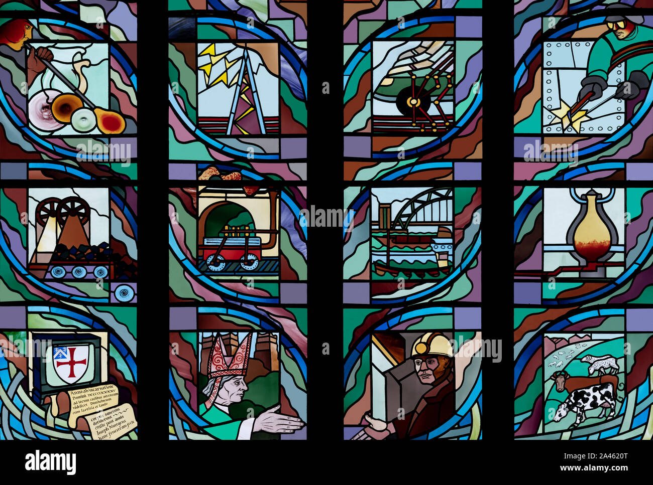 Die unteren zwölf Panels der Millennium Fenster (Joseph Nuttgens, 1992) veranschaulicht das industrielle Erbe in den Nordosten, der Kathedrale von Durham, Großbritannien Stockfoto