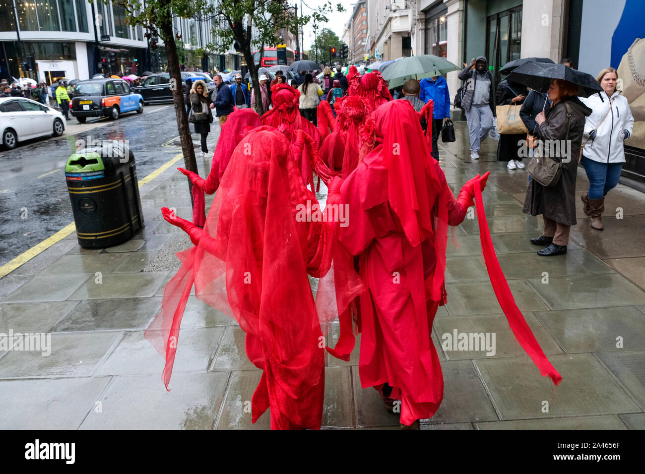 Die Oxford Street, London, UK. 12. Oktober 2019. Aussterben Rebellion Bühne ein Aussterben März 'Es gibt Stärke in Trauer' auf der Oxford Street. Quelle: Matthew Chattle/Alamy leben Nachrichten Stockfoto