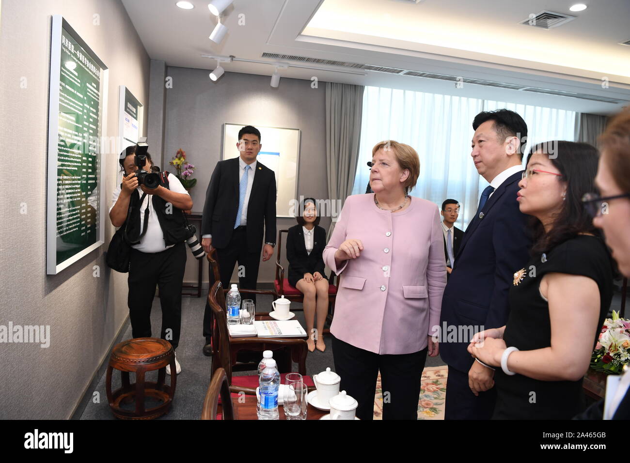 Die deutsche Bundeskanzlerin Angela Merkel spricht am neuen Webasto Werk in Wuhan City für das Personal, die Zentrale der chinesischen Provinz Hubei, 7. September 2019. Stockfoto