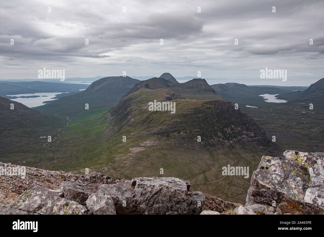 Blick von der Beinn Eighe massiv in Richtung obere Loch Torridon und die Berge von Liathach und Ben Alligin, Torridon, Wester Ross, NW Highlands Stockfoto