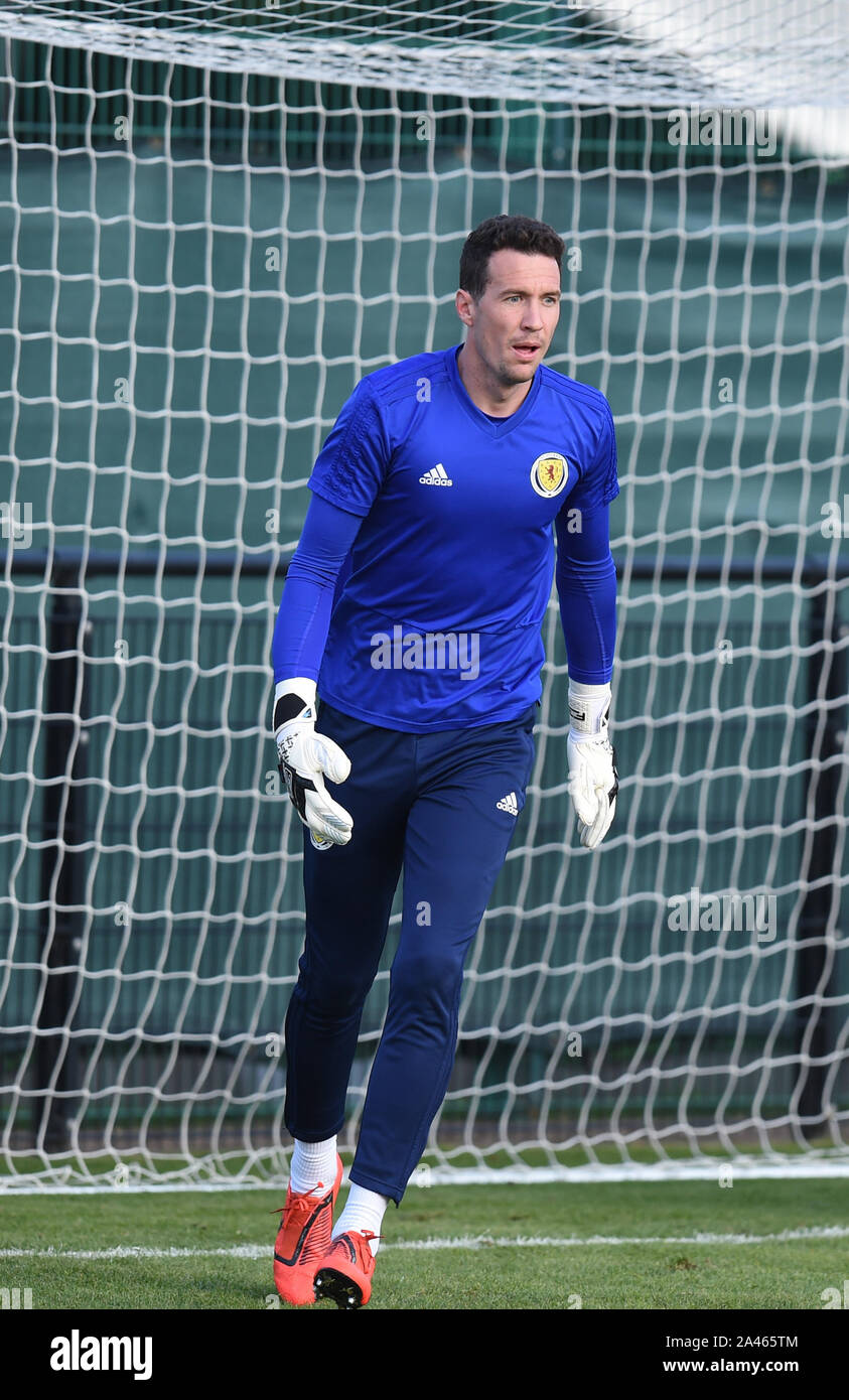 Edinburgh, Schottland, Großbritannien. 12. Okt. 2019. Torwart Jon McLaughlin (Sunderland) begeistert mit seiner beginnenden Rolle v San Marino Schottland Fußball Team Training im Oriam, Riccarton, Edinburgh, für Scotlands UEFA EURO 2020 Qualifier Befestigung gegen San Marino am Hampden Park Glasgow (13 Okt 19) Stockfoto