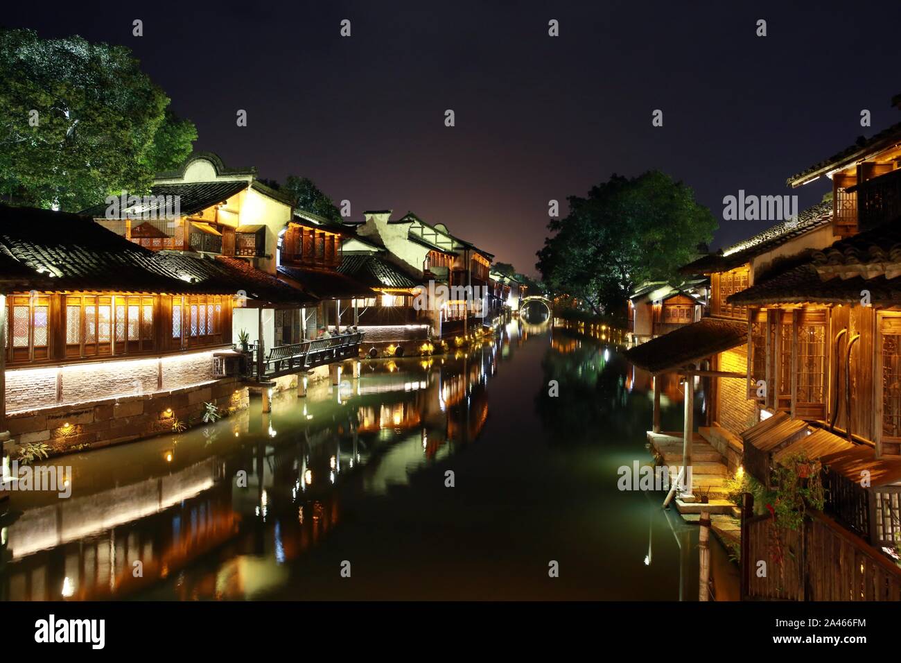 ------ Sicht die Nacht von Wuzhen Stadt, den ewigen Ort der Welt Internet Konferenz, in Jiaxing City, der ostchinesischen Provinz Zhejiang, 6. November 201 Stockfoto