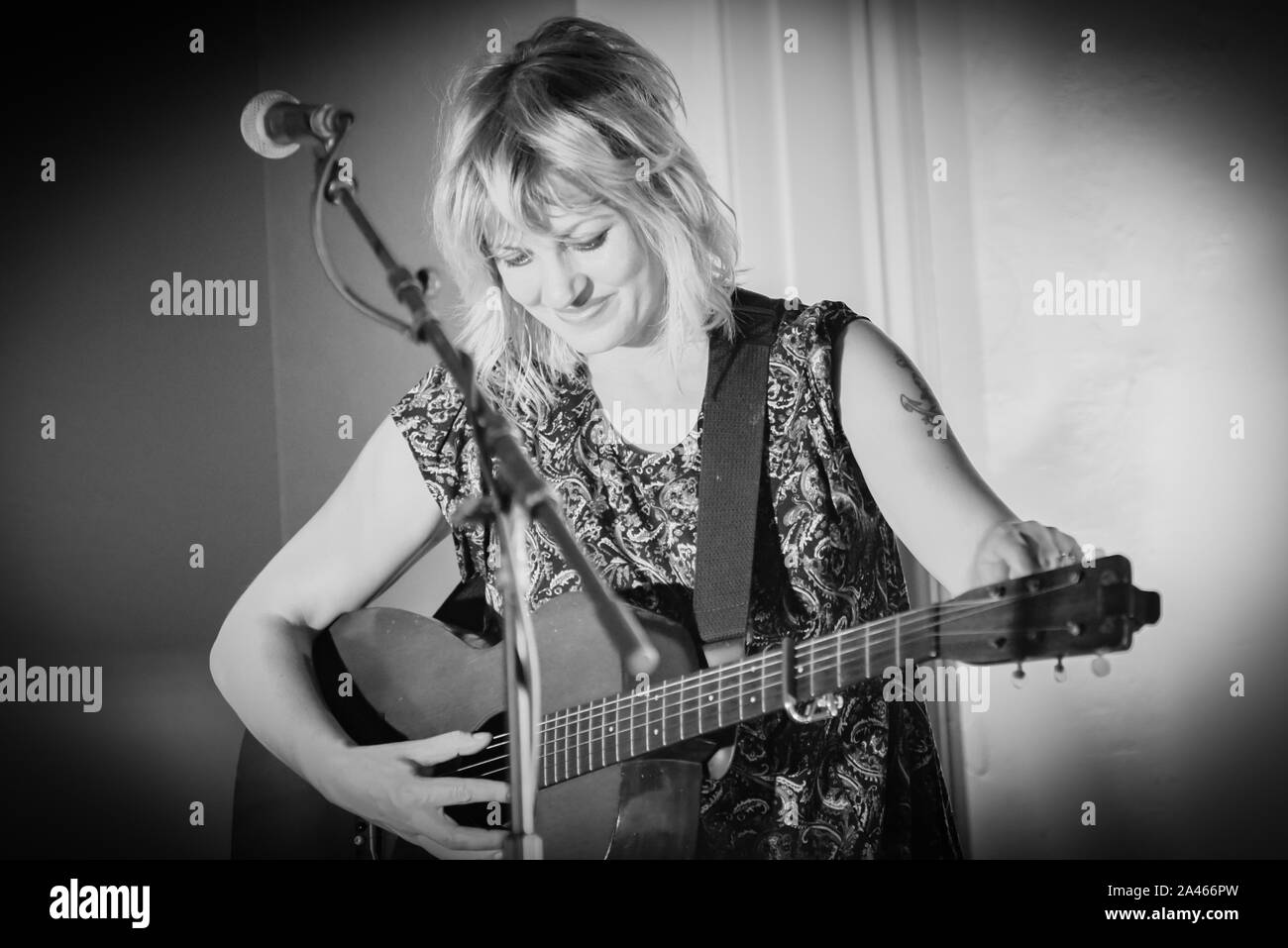 Indie singer/songwriter und Hadestown Schöpfer Anais Mitchell führt in Burlington, VT, USA, mit Gitarrist Austin Nevins. Stockfoto