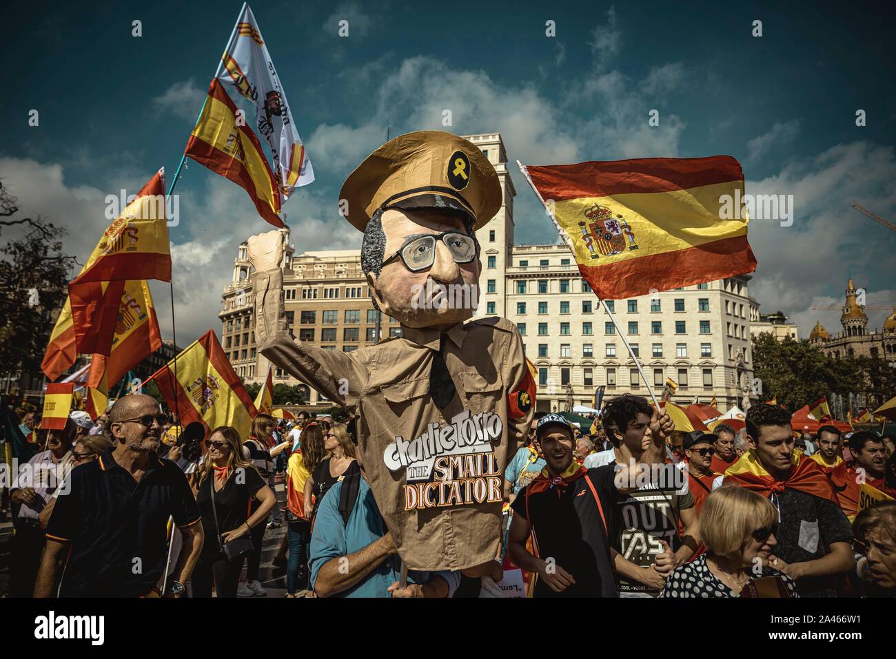 Barcelona, Spanien. 12. Oktober, 2019: eine Marionette, die Katalanische Präsident Quim Torra tragen eine symbolische SS-Uniform ist während eines Protestes für die Unteilbarkeit der Spanien und gegen die katalanische Unabhängigkeitsbewegung auf Spaniens nationaler Tag der Credit: Matthias Oesterle/Alamy Live Nachrichten gesehen Stockfoto