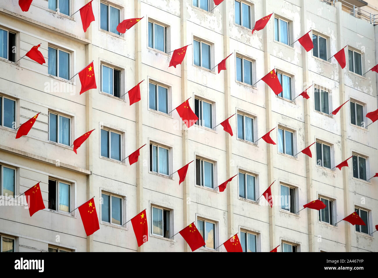 Chinesischen Nationalen Fahnen flattern auf der Windows auf dem Campus der Liaoning Universität der Traditionellen Chinesischen Medizin der bevorstehenden Nationalen Tag, an dem ich zu markieren Stockfoto