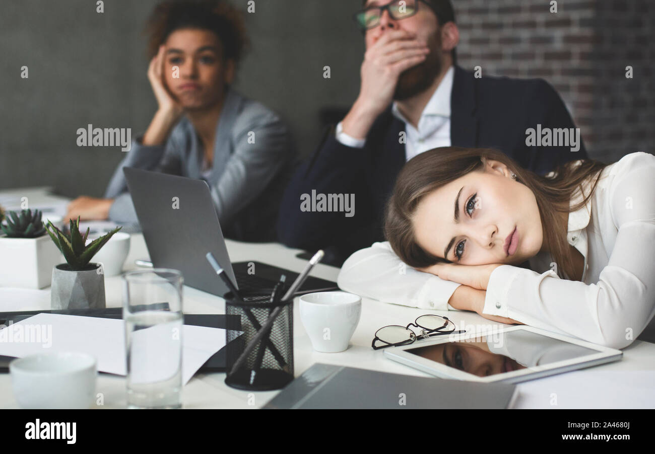 Langweilige Präsentation. Junge Geschäftsleute gelangweilt Stockfoto