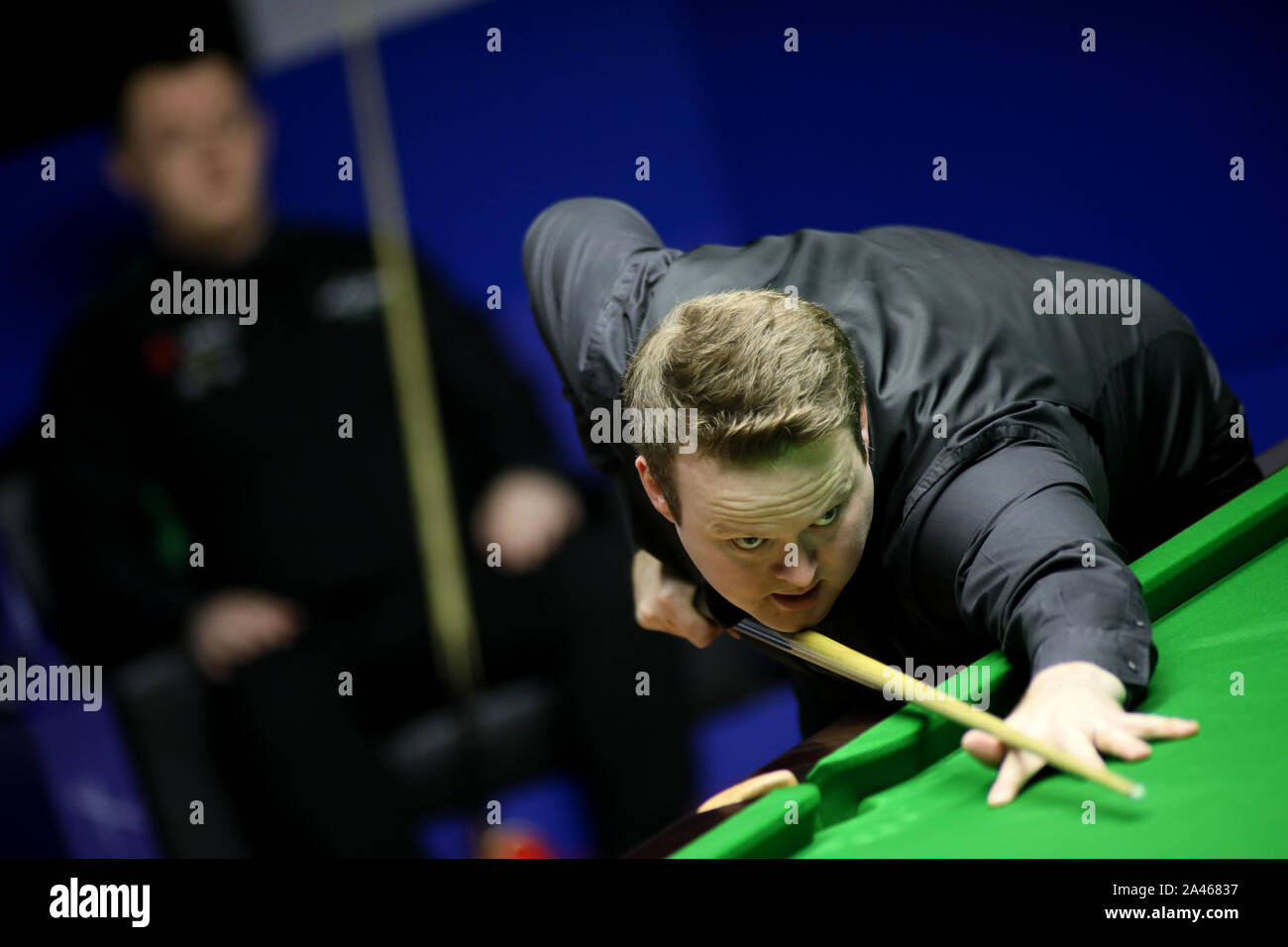 Shaun Murphy von England spielt einen Schuß zu Mark Allen in Nordirland