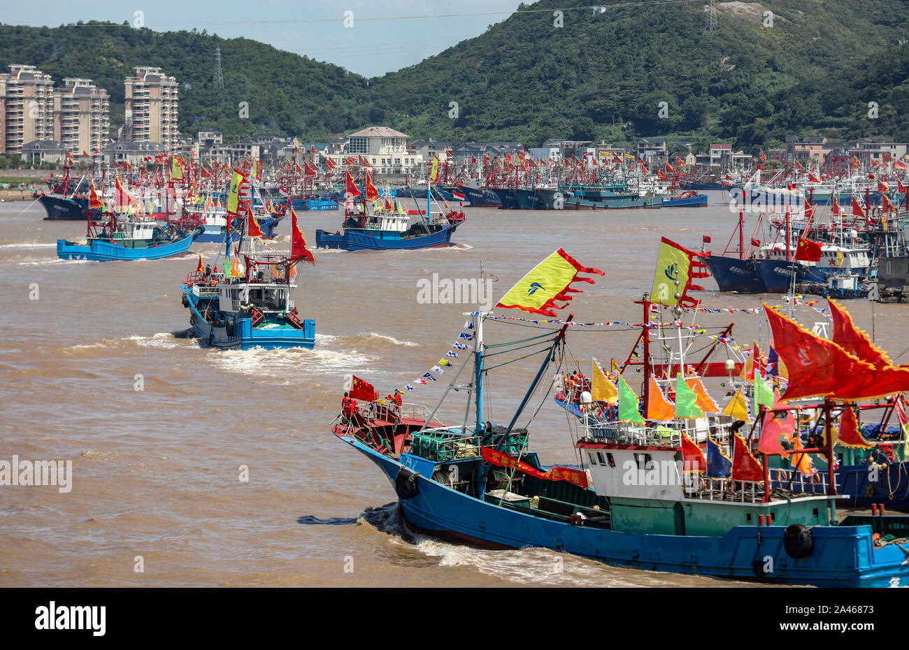 Angeln Boote segeln am Ostchinesischen Meer in Wuhan City, der ostchinesischen Provinz Zhejiang, 16. September 2019. Stockfoto