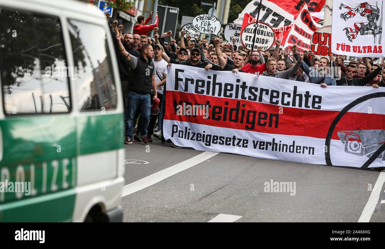 Stuttgart, Deutschland. 12 Okt, 2019. Bei einer Demonstration gegen die Polizei Recht, Menschen marschieren durch die Stuttgarter Stadtteil Bad Cannstatt mit einer Fahne 'Defend Freiheit - verhindern Polizei Gesetze'. Credit: Christoph Schmidt/dpa/Alamy leben Nachrichten Stockfoto