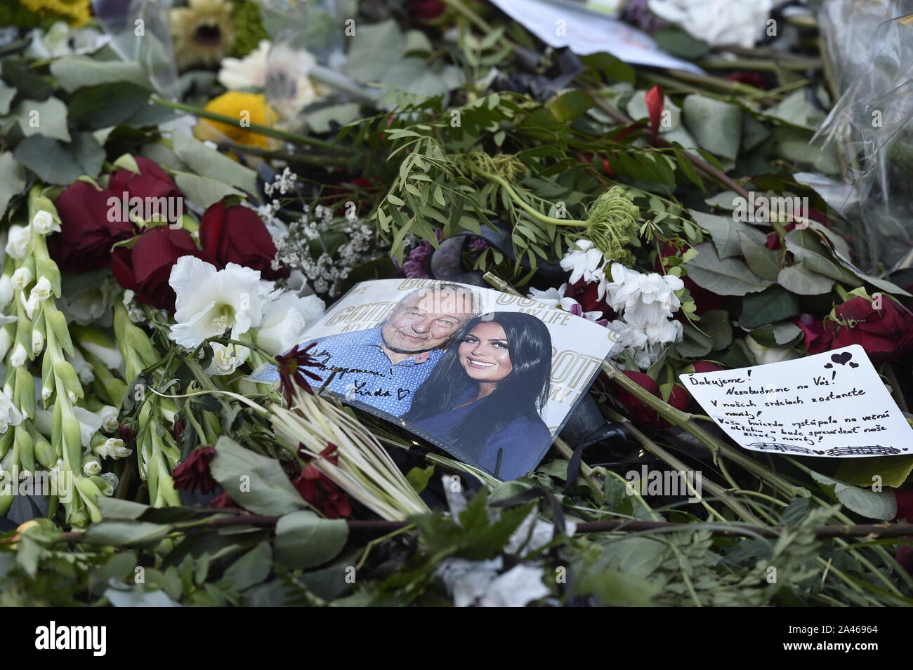 Prag, Tschechische Republik. 12 Okt, 2019. Blumen und Nachrichten an tschechische Sänger Karel Gott in Prag von Kinsky Garden am Samstag, Oktober 12, 2019, wo eine weitere Gedenktafel Platz geöffnet ist, nachdem ein Vertrag mit Gott von Familie, von 10:00 Uhr, am Freitag bis Mitternacht am Sonntag, den 13. Oktober. (CTK Phopto/Michaela říhová) Stockfoto