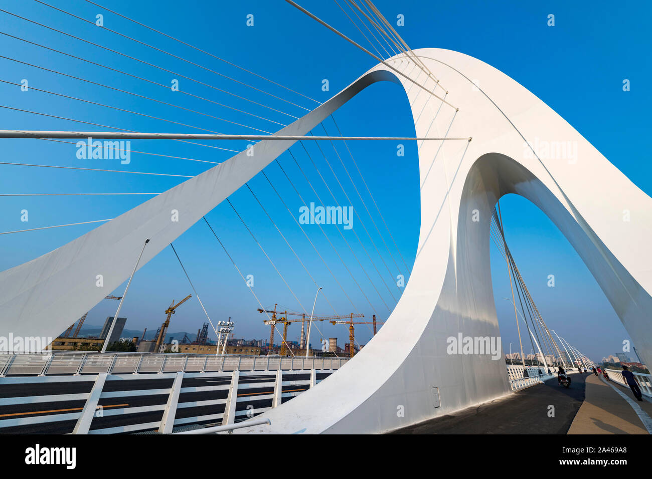 Die Ansicht des Xinshougang Brücke, die vor kurzem für die Öffentlichkeit geöffnet ist yongding Fluss zu überqueren, zieht die Aufmerksamkeit der lokalen Bürger dank der spe Stockfoto