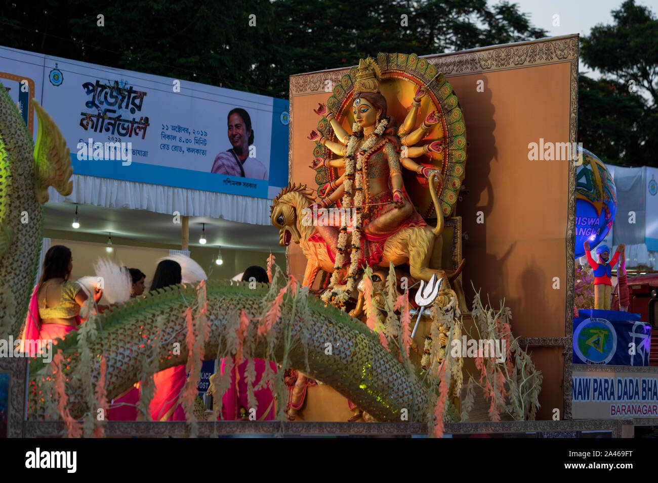 Durga Puja Götzen der verschiedenen Clubs für Immersion durch Red Road an der Puja Karneval 2019 in Kalkutta, die die Kultur der Staat organisiert. Stockfoto