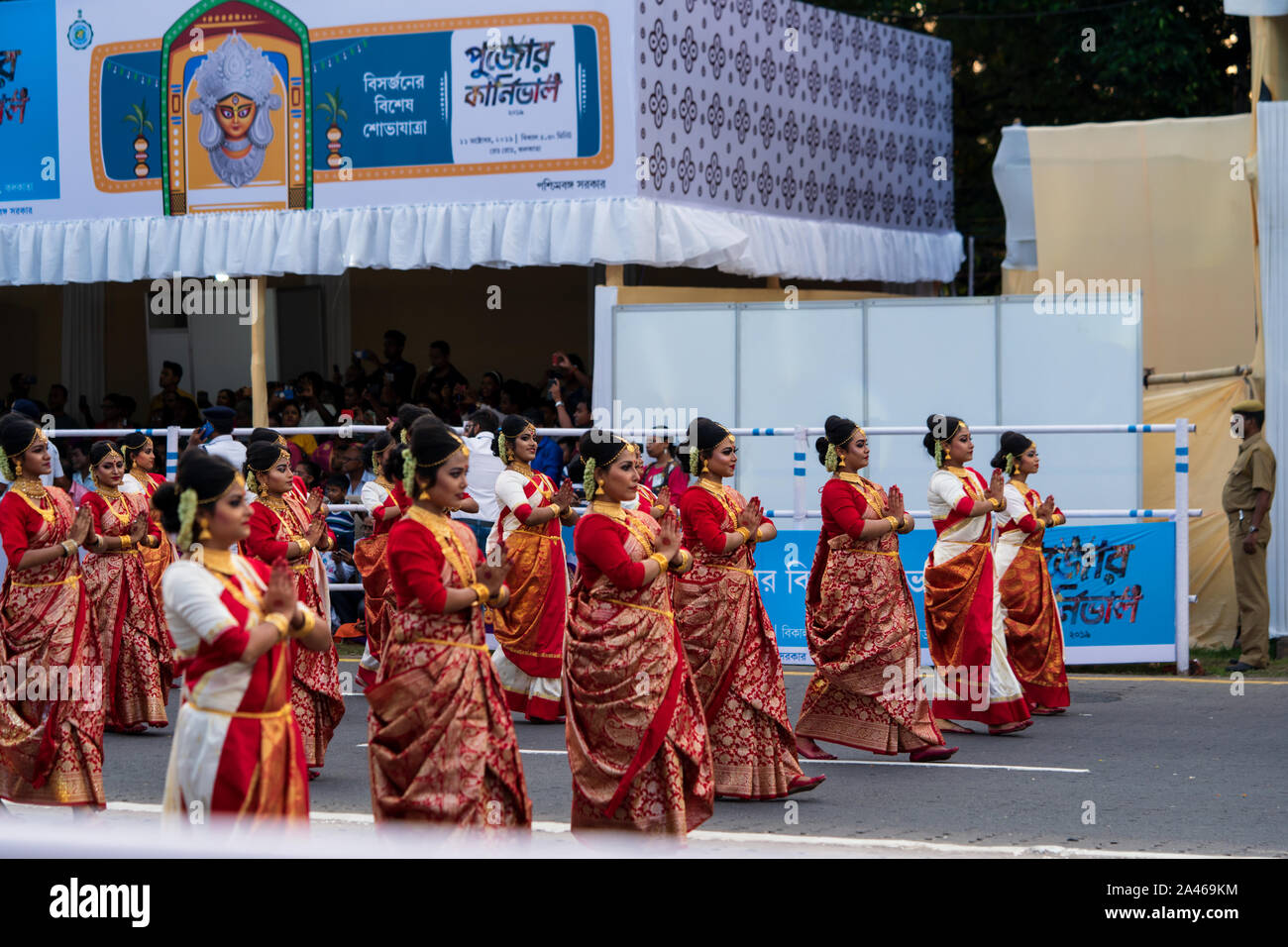 Frauen, die kulturelle Leistung bei Red Road puja Karneval 2019 in Kolkata, West Bengal Informationen organisiert und Kultur Abteilung. Stockfoto