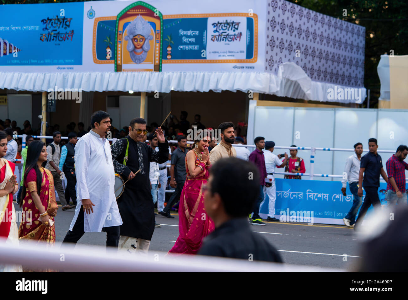 Prominente wie Nusrat Jahan, Nikhil Jain, Abhijeet Bhattacharya, sujit Bose Marschieren oder gehen obwohl Red Road an der Puja Karneval in Kolkata orga Stockfoto
