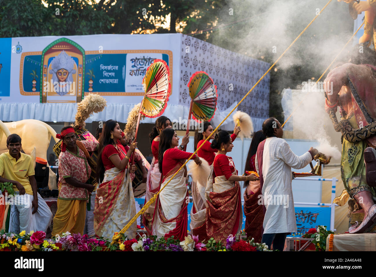 Männer und Frauen, die kulturellen und traditionellen Aktivitäten wie dhunuchi Tanz, Anbetung oder arati Durga Göttin bei Red Road puja Karneval 2019 in kolka Stockfoto