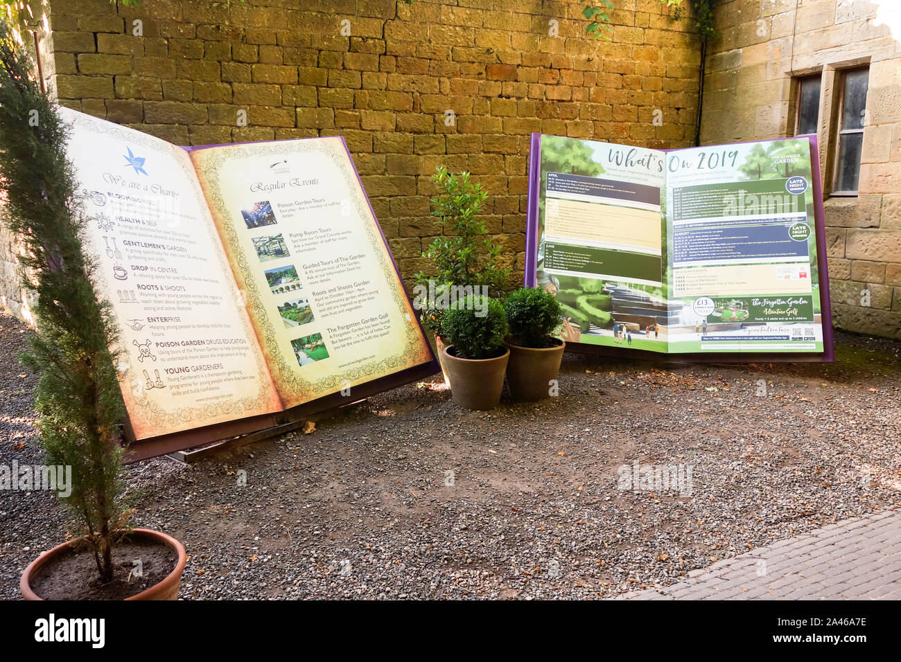 Der Riese/große Bücher Bücher Information der Besucher, was auf an Alnwick Castle und Gärten, Northumberland, Großbritannien Stockfoto