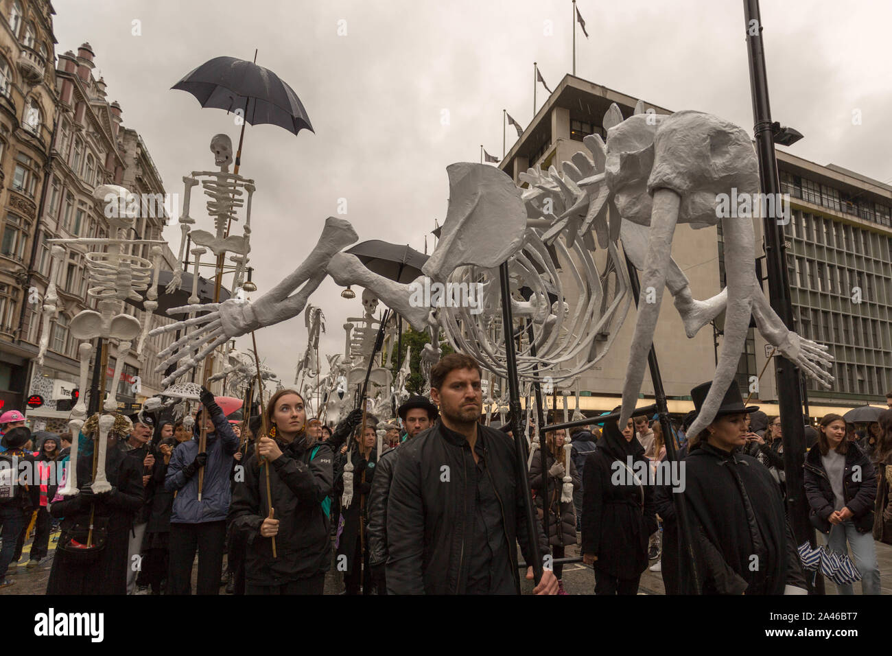 Marble Arch, London, UK. 12 Okt, 2019. Der Trauerzug, Stärke in Trauer, vom Aussterben Rebellion organisiert. Der März ist tiefe Trauer für Aussterben zu äußern. Die demonstranten März von Marble Arch, der Oxford Street, Russell Square. Penelope Barritt/Alamy leben Nachrichten Stockfoto