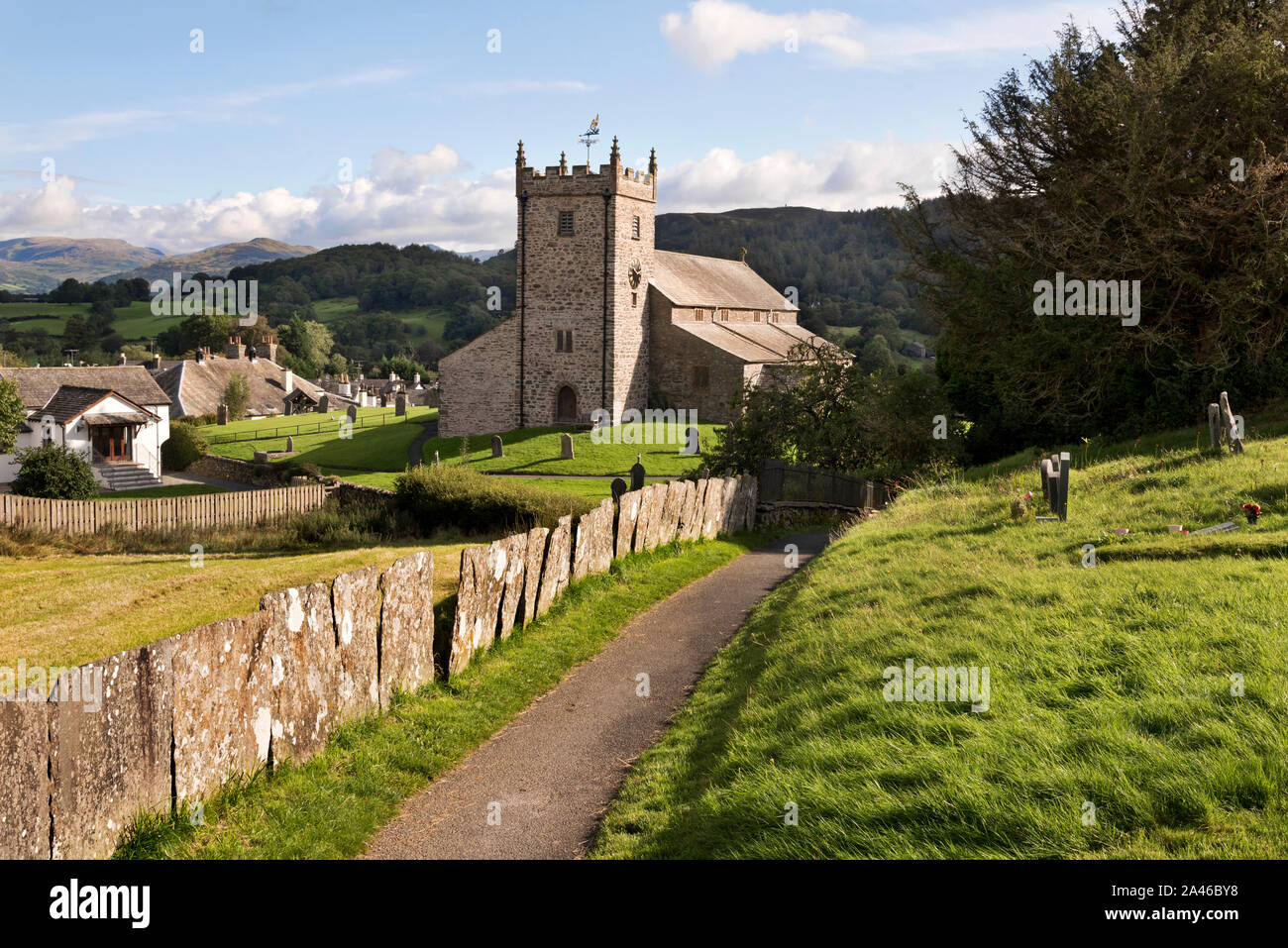 St Michael und alle Engel Kirche im Dorf Hawkshead, Cumbria, Großbritannien Stockfoto