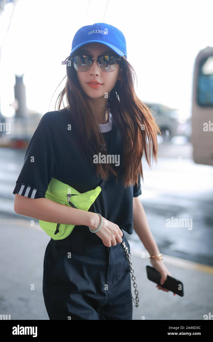 Hong Kong Schauspielerin Angelababy kommt an der Shanghai Hongqiao International Airport vor Abreise in Shanghai, China, 1. September 2019. Stockfoto