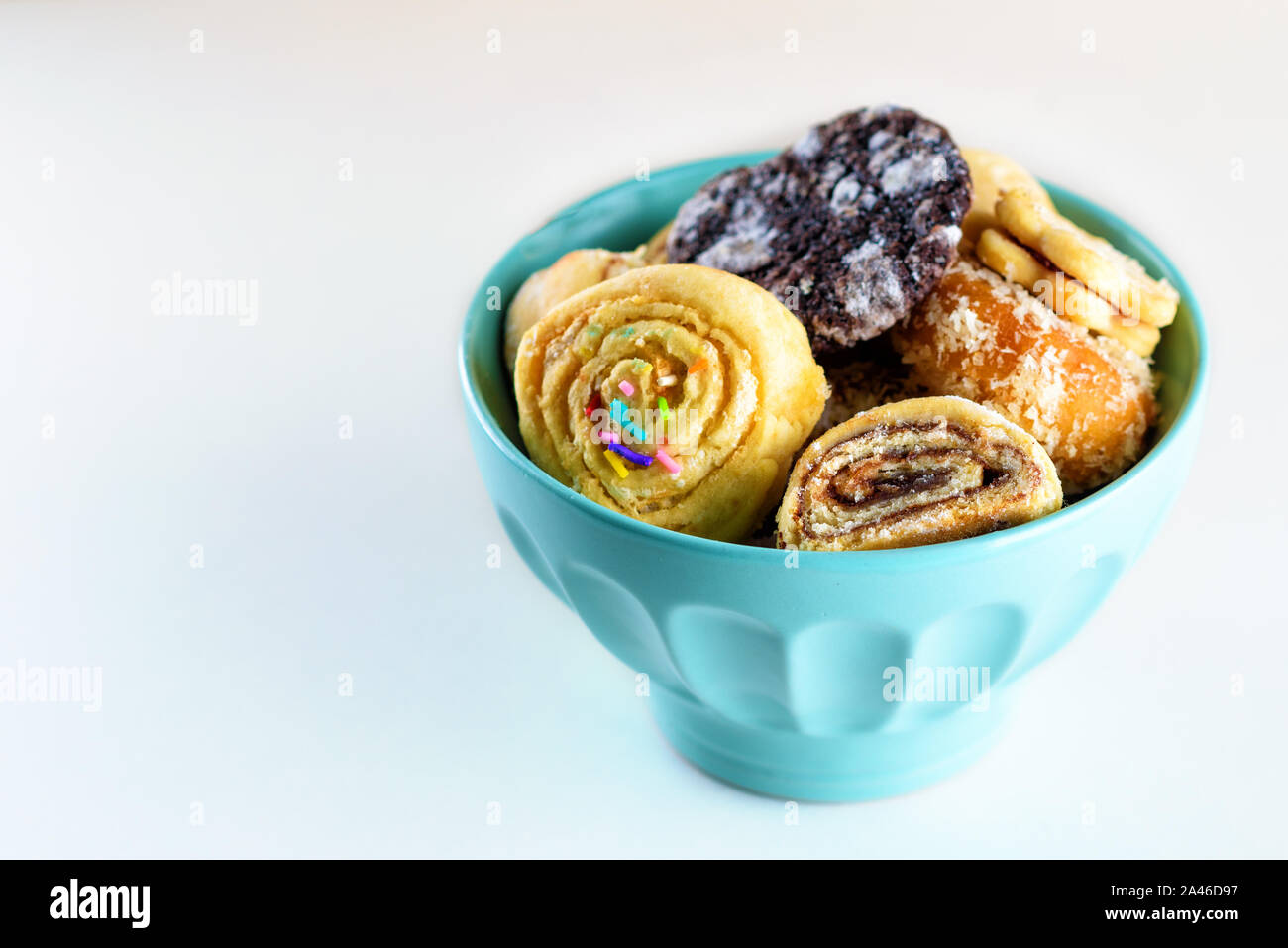 Bruch der schnelle für Jom Kippur mit Mini diverse Cookies. Arabische Süßigkeiten. Im Nahen und Mittleren Osten Desserts. Festliche Henna Cookies. Marokkanische Süßigkeiten. Mimouna Cookies. Stockfoto
