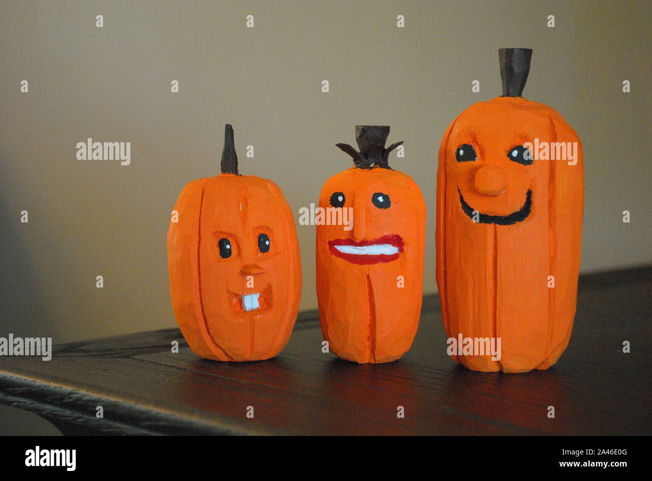 Holz geschnitzte Kürbisse Stockfoto