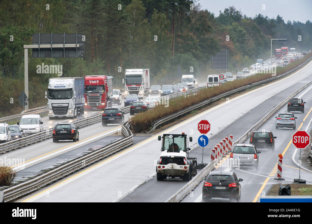 27. September 2019, Brandenburg, Baruth/Mark: Wegen einer Baustelle auf der Autobahn A13, Richtung Berlin ist auf eine Spur verengt. Fahrzeuge fahren auf dem STOP-Schild beachten. In der Gegenrichtung wird der Verkehr langsamer aufgrund hohen Verkehrsaufkommens. Foto: Soeren Stache/dpa-Zentralbild/ZB Stockfoto