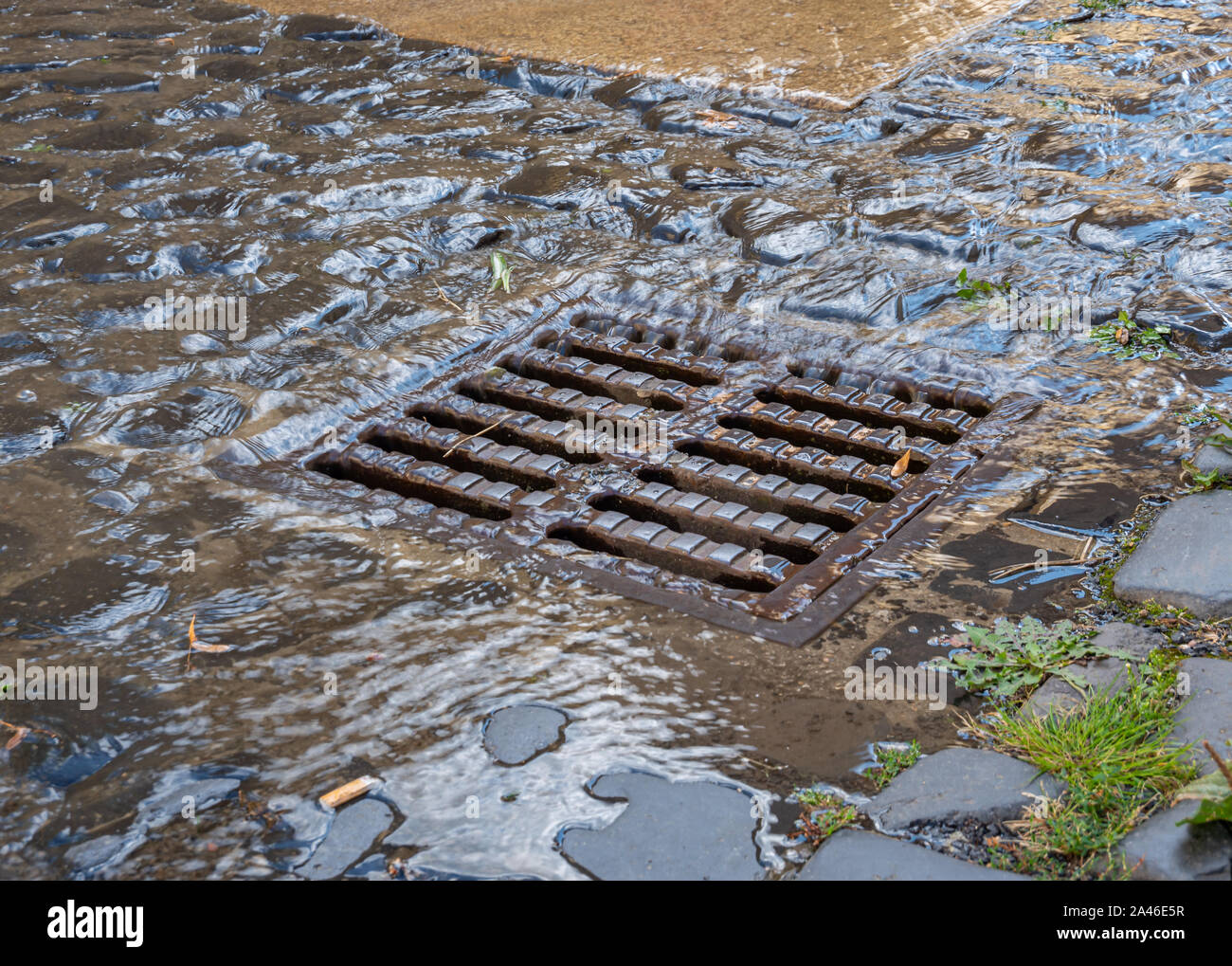 Regenwasser-Kanal in einer Flut Stockfoto