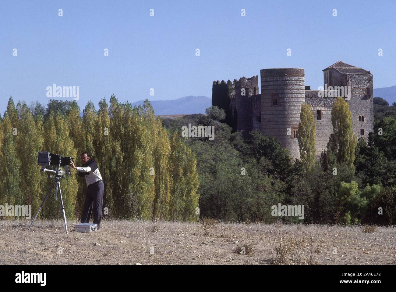 FOTOGRAFO DELANTE DEL CASTILLO MITTELALTERLICHEN CON MAQUINA GRANDE. Lage: CASTILNOVO. SEPULVEDA. SEGOVIA. Spanien. JUAN ANTONIO ORONOZ. Stockfoto