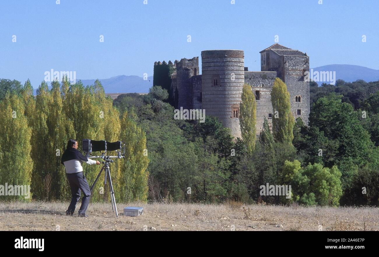 FOTOGRAFO DELANTE DEL CASTILLO MITTELALTERLICHEN CON MAQUINA GRANDE. Lage: CASTILNOVO. SEPULVEDA. SEGOVIA. Spanien. JUAN ANTONIO ORONOZ. Stockfoto