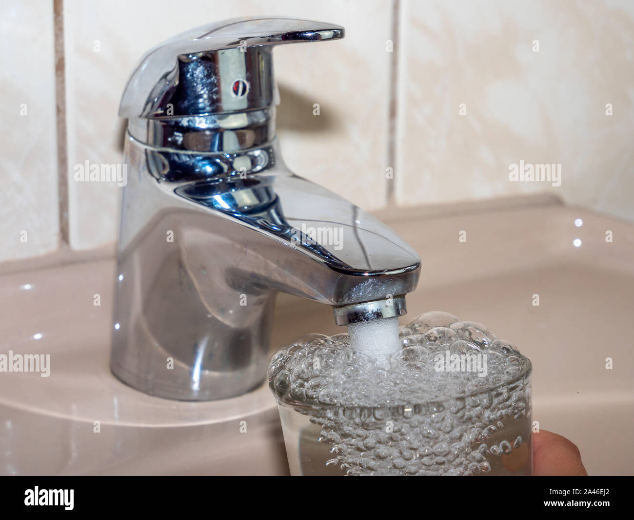 Wasser trinken mit einem Glas tippen Stockfoto