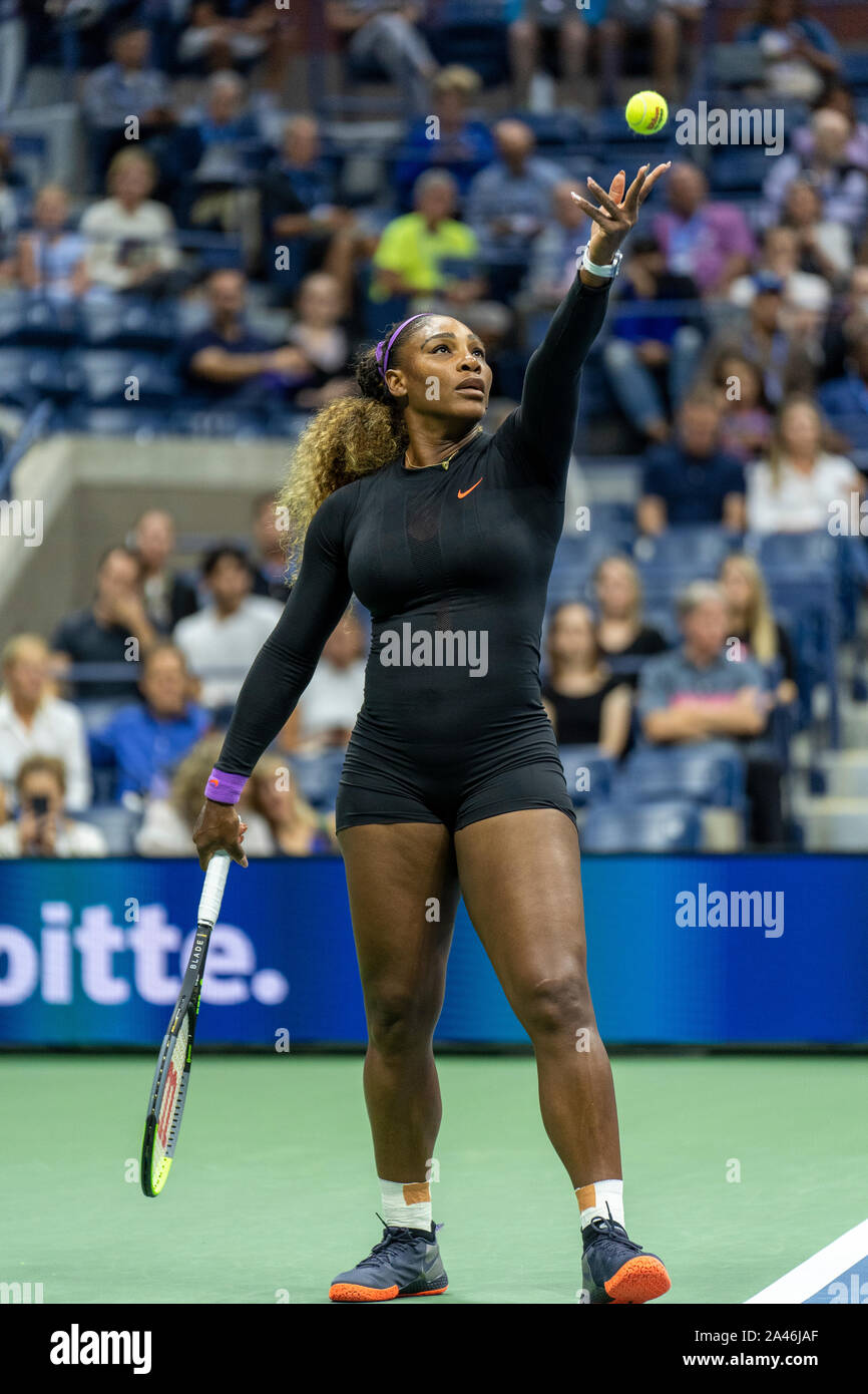 Serena Williams aus den USA konkurrieren im Halbfinale der Frauen der 2019 US Open Tennis Championships. Stockfoto
