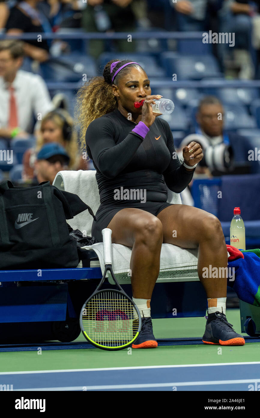 Serena Williams aus den USA konkurrieren im Halbfinale der Frauen der 2019 US Open Tennis Championships. Stockfoto