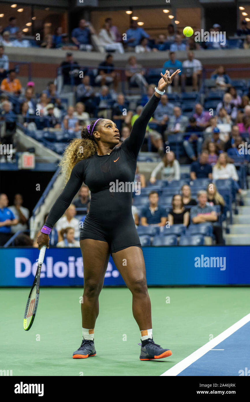 Serena Williams aus den USA konkurrieren im Halbfinale der Frauen der 2019 US Open Tennis Championships. Stockfoto