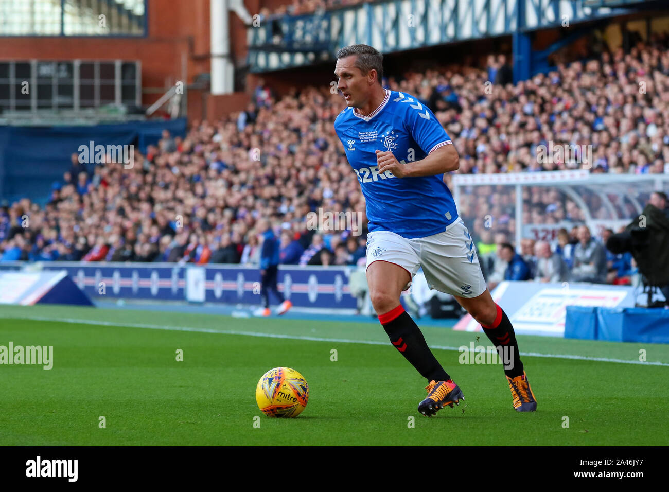 12. Oktober 2019, das Ibrox Stadium, Glasgow, UK. Ibrox Stadion, der Heimat der Glasgow Rangers Football Club ein Match zwischen Förster Legenden (Rentner und ex-Spieler) gegen Liverpool Legenden (Rentner und ex-Spieler) mit ALEX McLEISH (ex-Schottland Manager) als der Krippe von Förster und IAN RUSH MBE (ehemalige Liverpool nach vorne) als Manager von Liverpool gehostet werden. STEVEN GERRARD, der für Liverpool gespielt hat und ist der aktuelle Manager der Rangers spielen für beide Mannschaften zu einem bestimmten Zeitpunkt werden während des Spiels. Credit: Findlay/Alamy Nachrichten Stockfoto